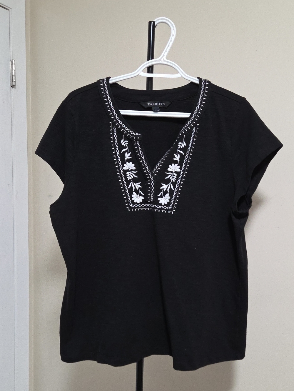 Talbots Cotton Blend Black Short Sleeve Tee with White V-Neck Floral Embroidery